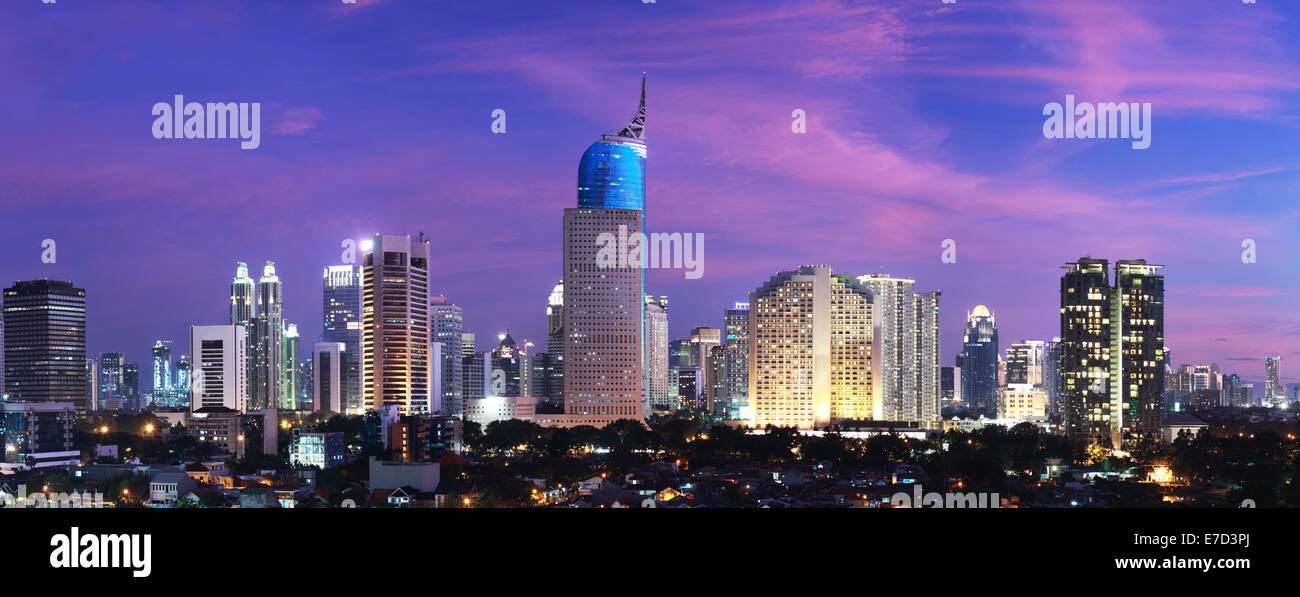 Paesaggio urbano panoramica vista panoramica di Indonesia città capitale Giacarta al tramonto Foto Stock