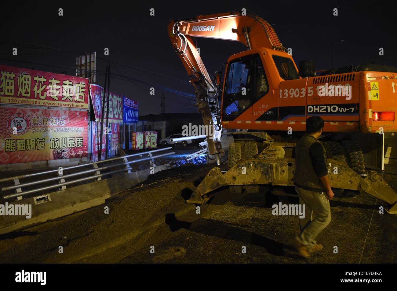 Taiyuan cinese nella provincia di Shanxi. Xiv Sep, 2014. I costruttori di riparazione è crollato il viadotto sulla strada Taiyu, Taiyuan, capitale del nord della Cina nella provincia dello Shanxi, Sett. 14, 2014. La costruzione di un nuovo viadotto crollato nel Taiyuan questa sera, circa 20 metri del ponte di coperta è caduto e non si segnalano vittime,. Il motivo dell'incidente era ancora sotto inchiesta. © Minda ventola/Xinhua/Alamy Live News Foto Stock