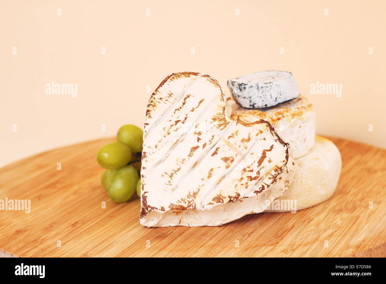 Raccolta di formaggio camembert sul pannello di legno Foto Stock