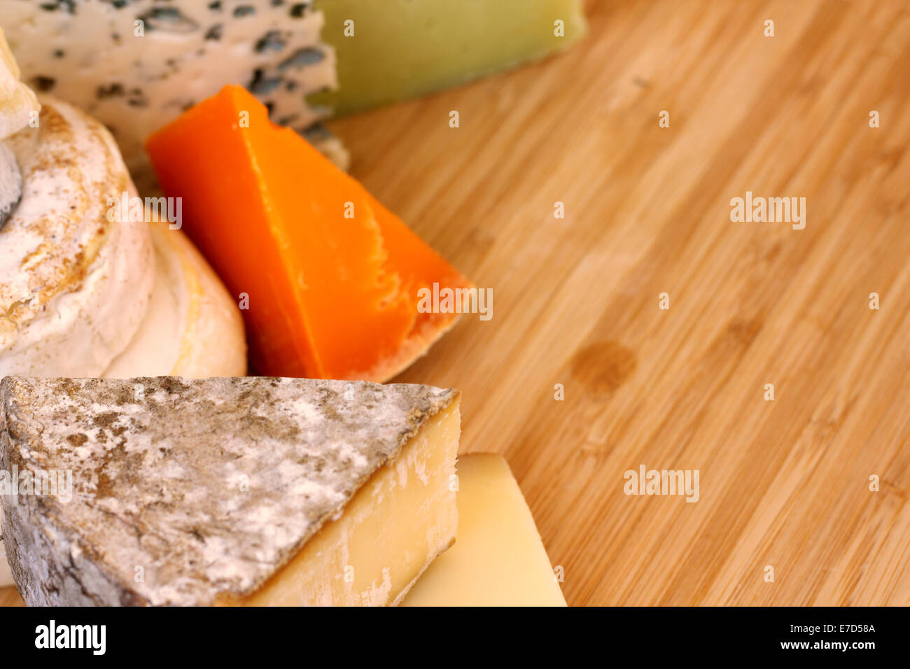 Vari tipi di composizione di formaggio sulla tavola di legno Foto Stock
