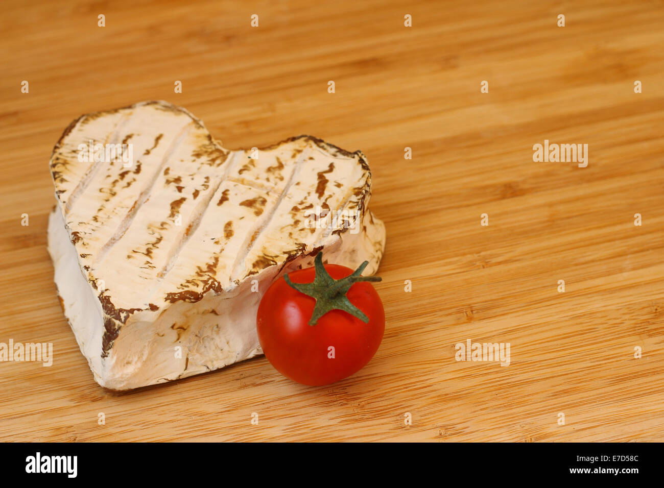 Neufchatel formaggi simili a forma di cuore sul tagliere di legno Foto Stock