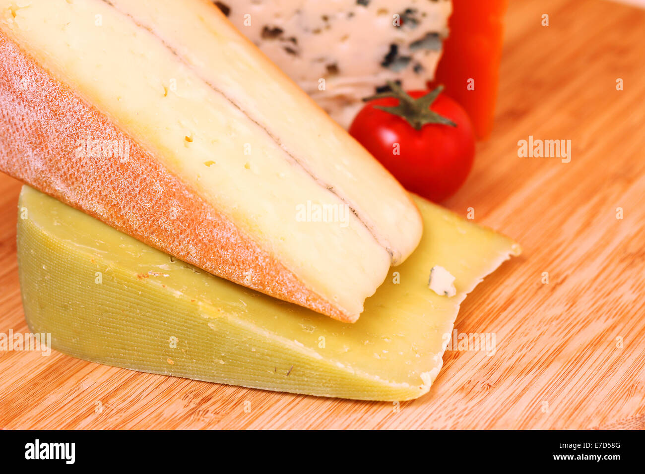 Vari tipi di formaggio francese sulla tavola di legno close-up Foto Stock