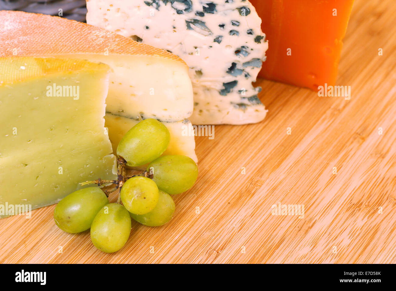 Vari tipi di formaggio francese sulla tavola di legno close-up Foto Stock