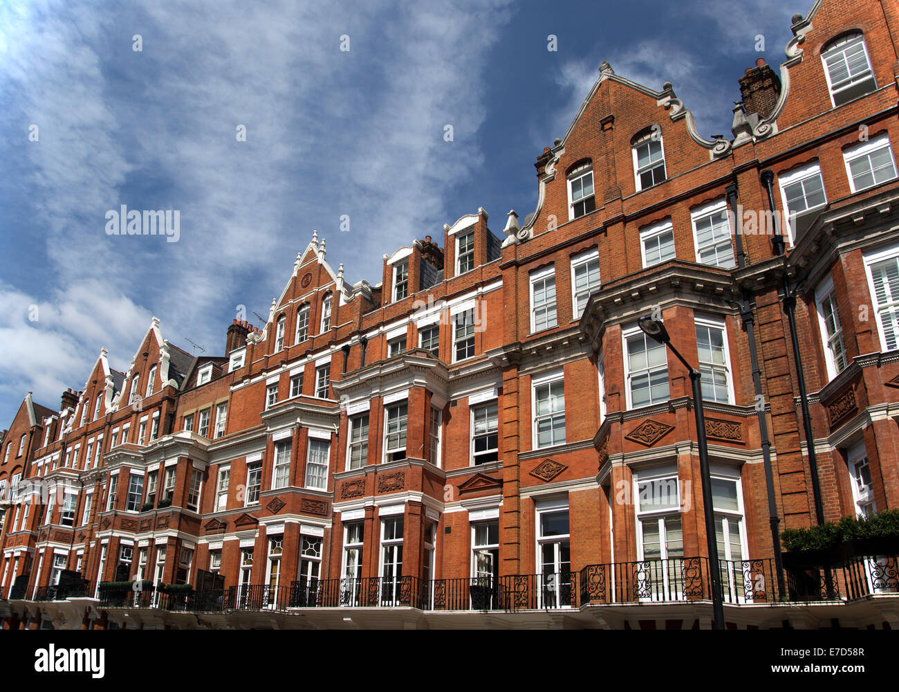 Fila di mattoni rossi appartamenti in Mayfair, London, Regno Unito Foto Stock