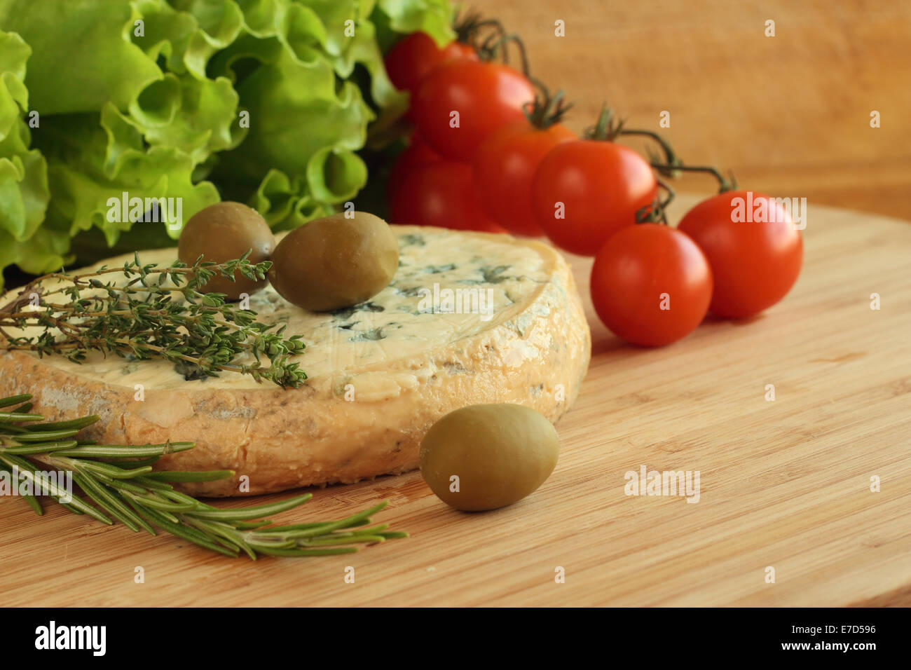 Il formaggio e le olive composizione sul tavolo di legno Foto Stock