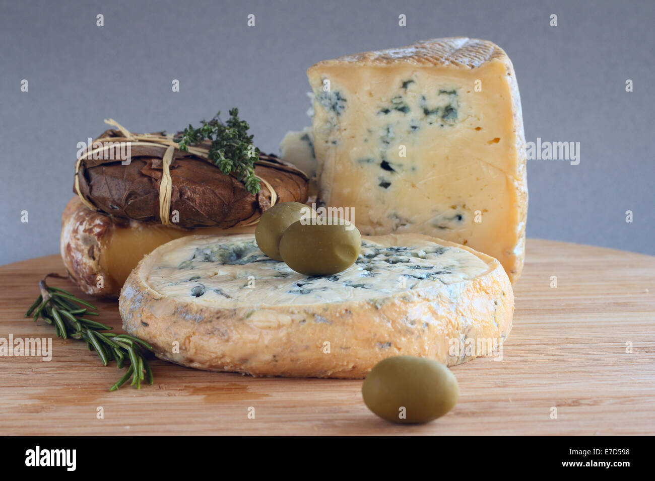 Il formaggio e le olive composizione sul tavolo di legno Foto Stock