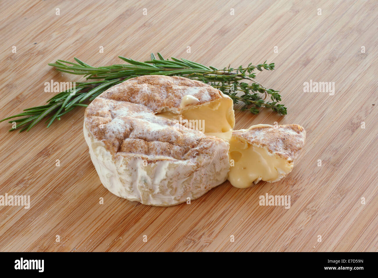 Formaggio francese composizione sulla tavola di legno close-up Foto Stock