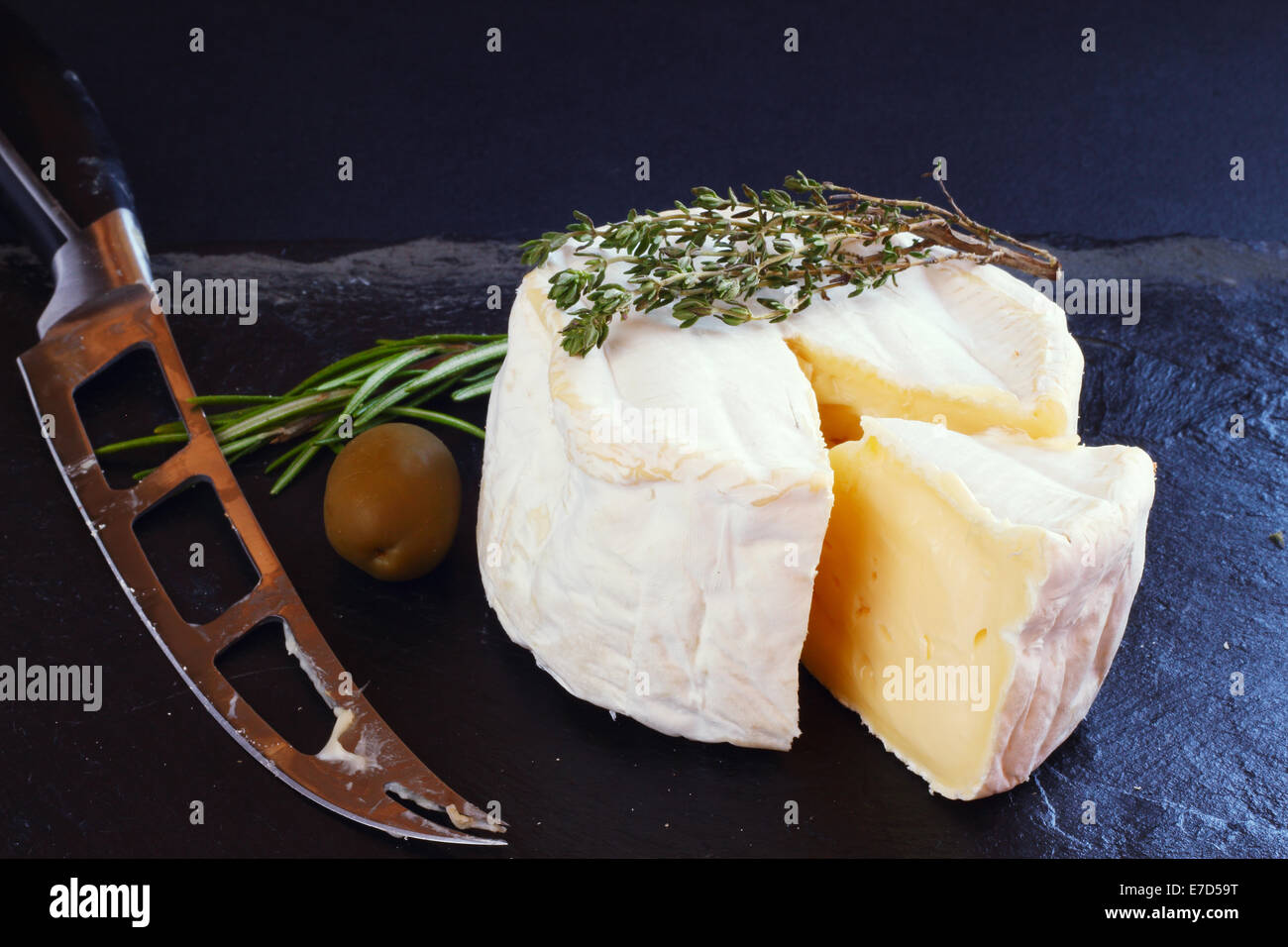 Formaggio francese composizione sulla pietra nera sullo sfondo della piastra Foto Stock