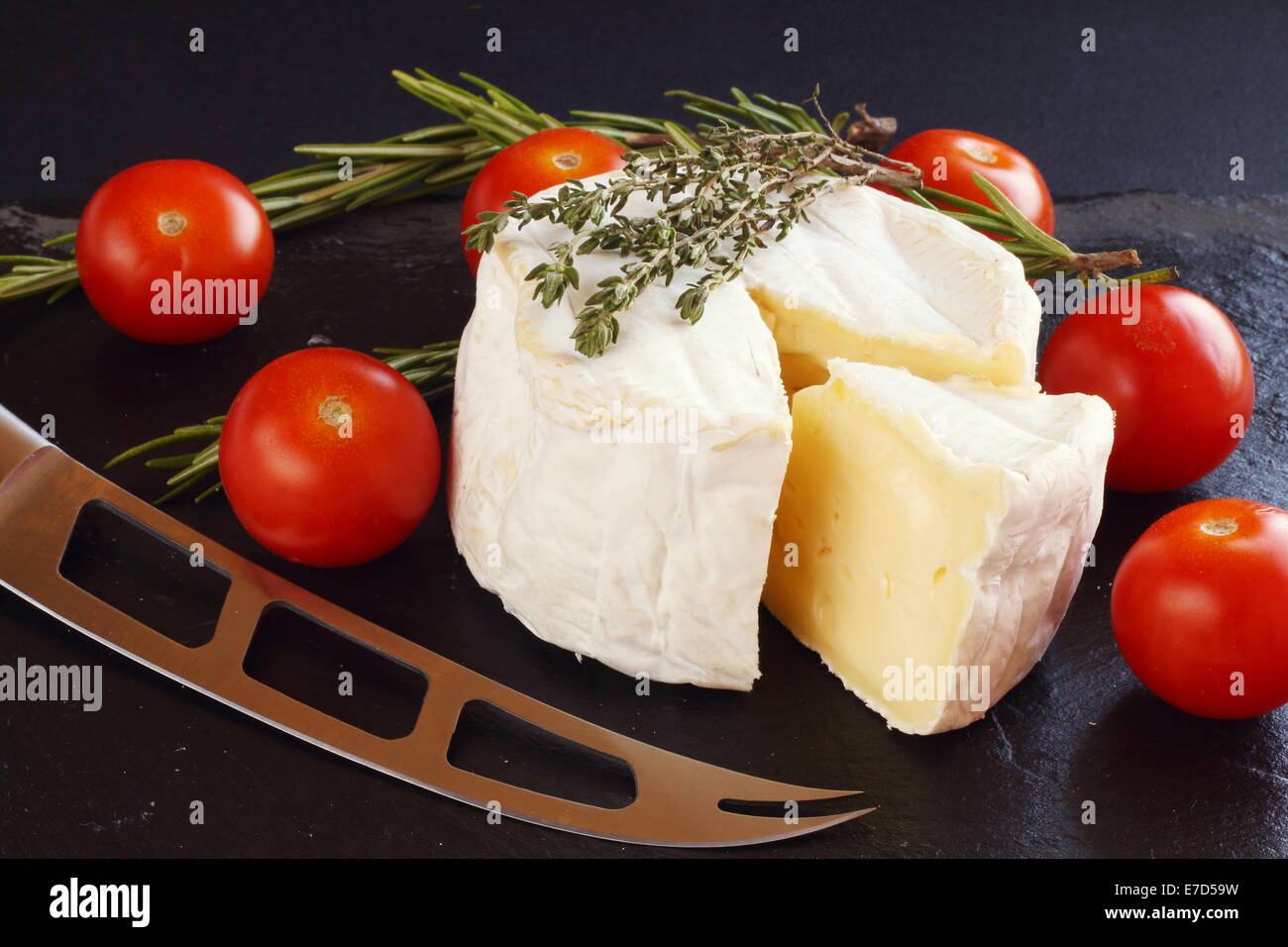 Formaggio francese composizione sulla pietra nera sullo sfondo della piastra Foto Stock