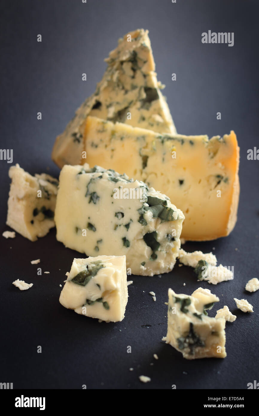 Il Roquefort e composizione su sfondo scuro Foto Stock
