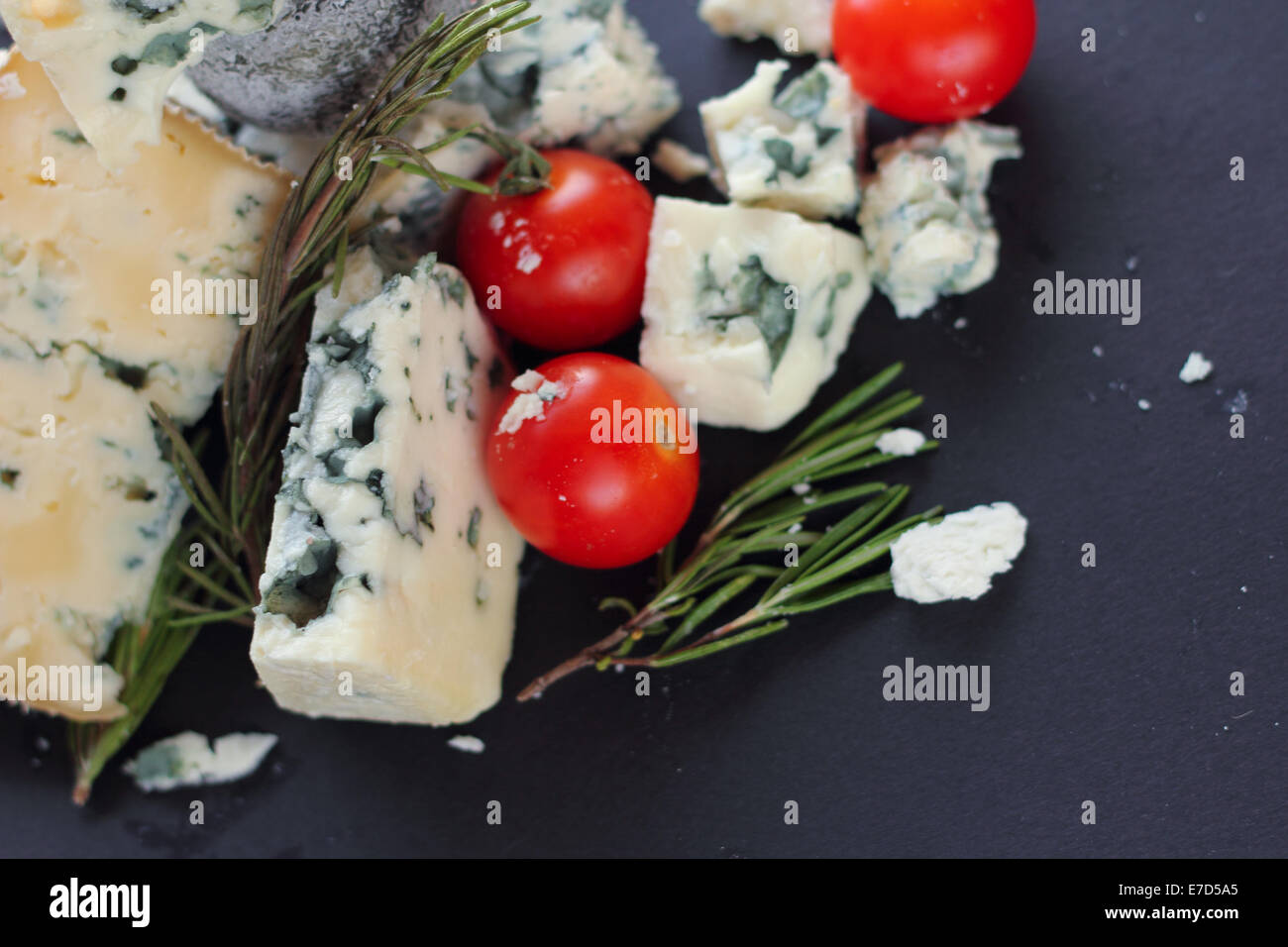 Il Roquefort e composizione su sfondo scuro Foto Stock