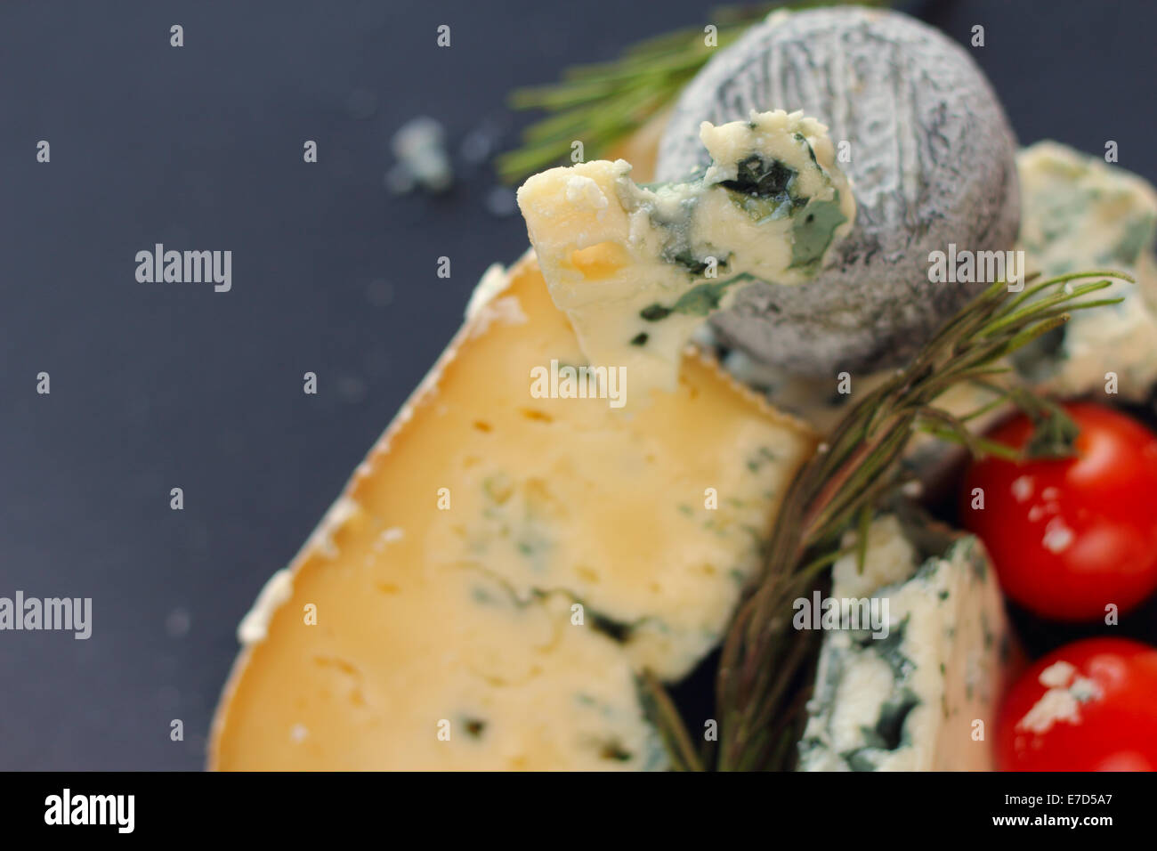 Il Roquefort e composizione su sfondo scuro Foto Stock