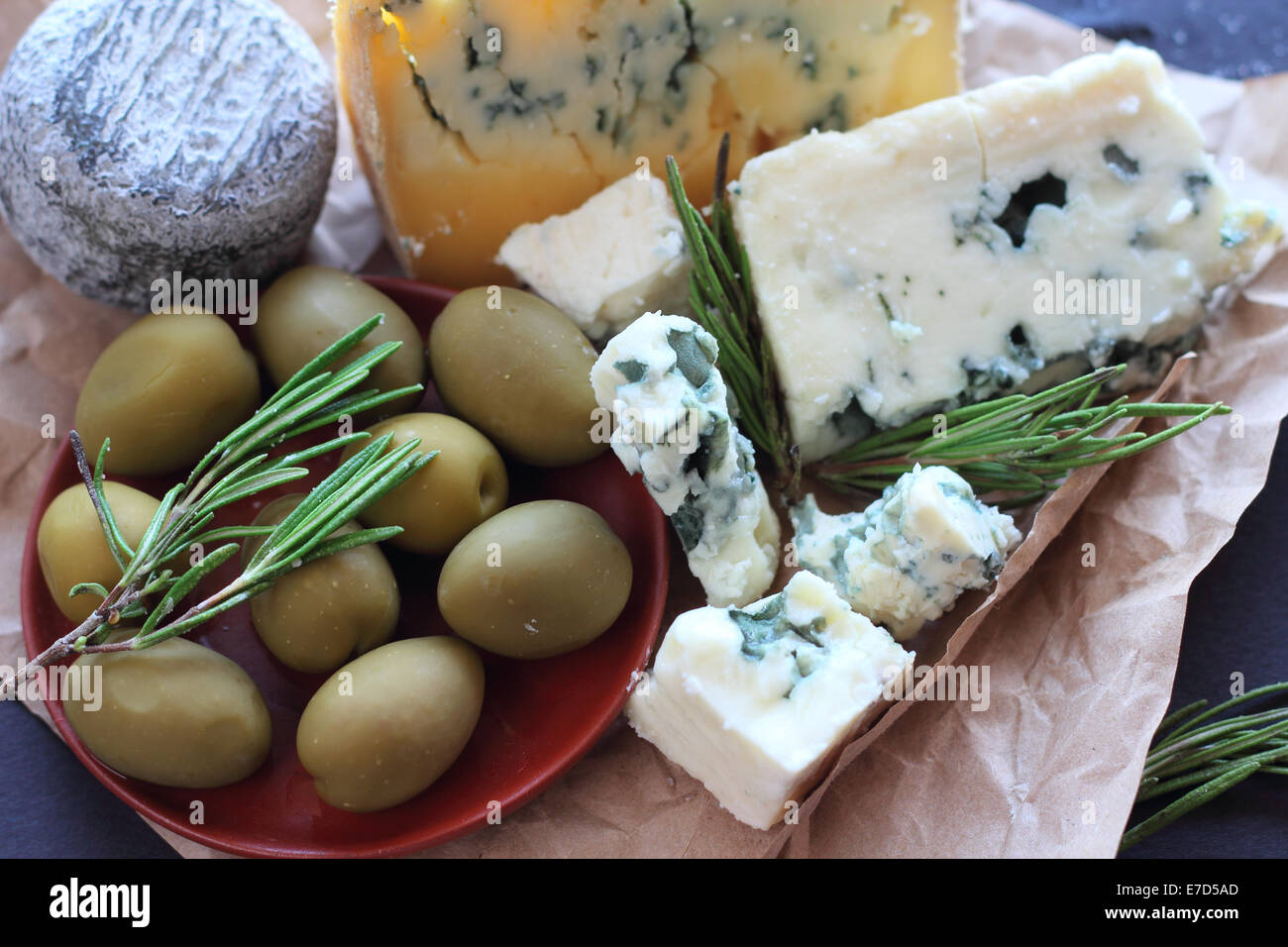 Il Roquefort e composizione su sfondo scuro Foto Stock