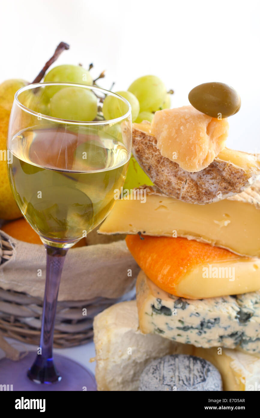 Formaggio francese, vino e frutta composizione concettuale Foto Stock