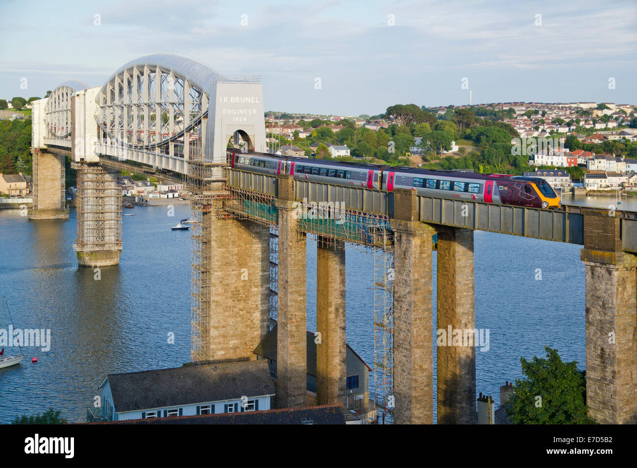 Un XC Voyager lavora un Cross Country servizio treni attraversando il Royal Albert Bridge a Saltash. Foto Stock