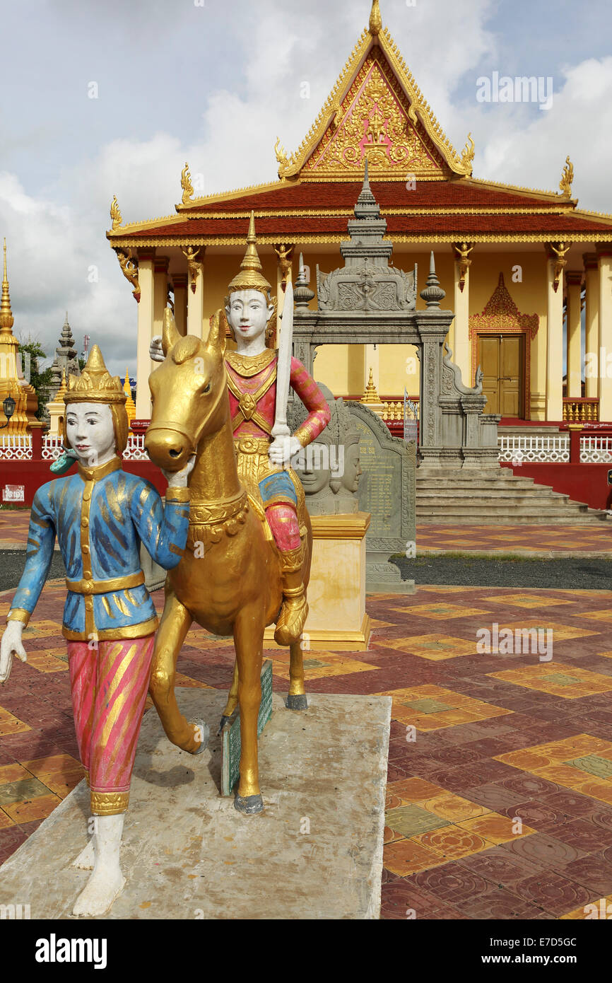 Sculture e un tempio dorato al Wat Dey Dos, Kampong Cham, Cambogia. Foto Stock