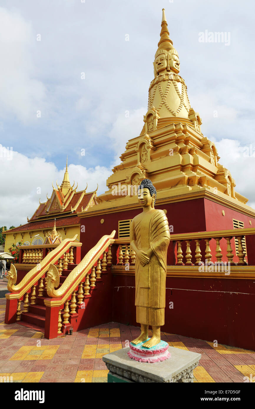 Uno stupa dorato e la scultura al Wat Dey Dos, Kampong Cham, Cambogia. Il tempio sorge dalle acque del fiume Mekong. Foto Stock