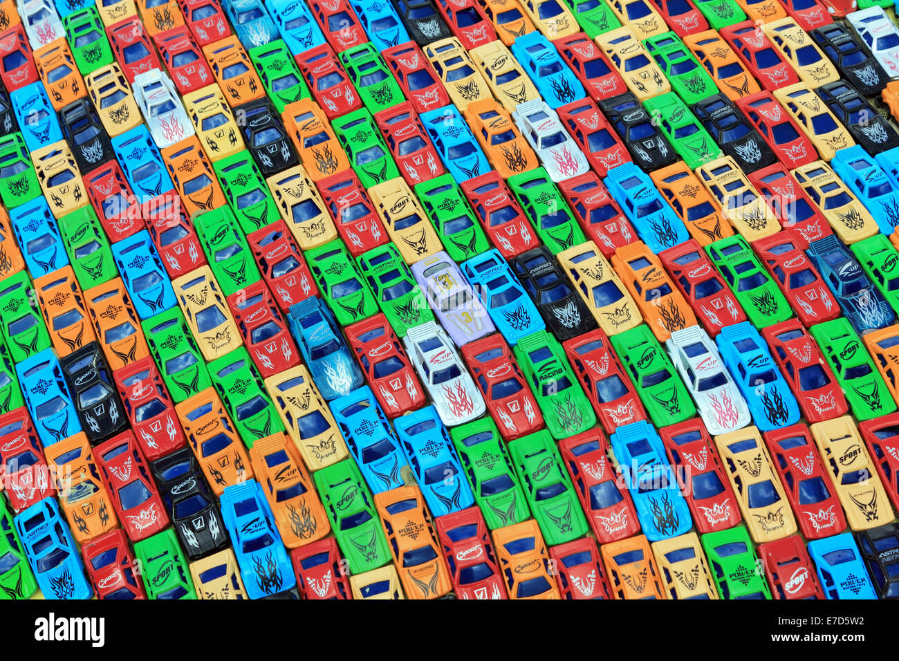 Toy Cars disposti naso alla coda. Foto Stock