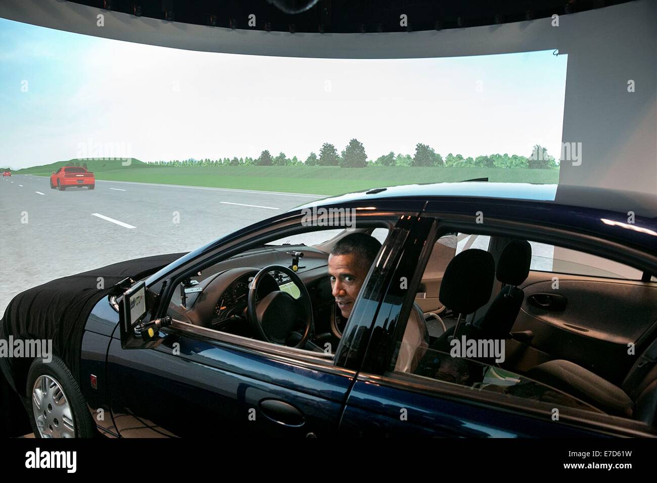 Il Presidente Usa Barack Obama si siede nel sedile del conducente di un veicolo simulatore durante un tour dell'autostrada Turner-Fairbank Research Center Luglio 15, 2014 a McLean, Virginia. Foto Stock