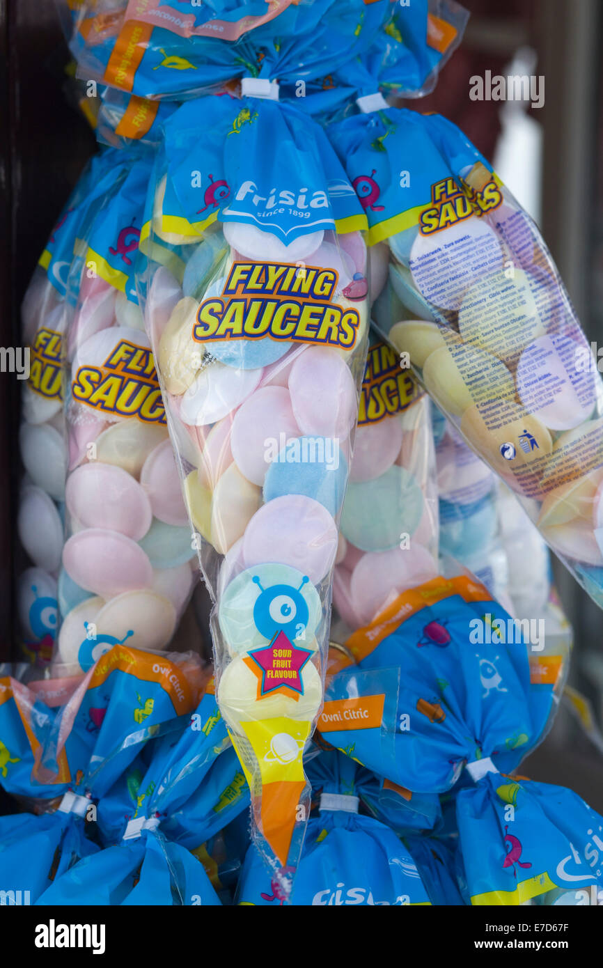 Flying Saucer dolci in un sacchetto di plastica appeso Foto Stock