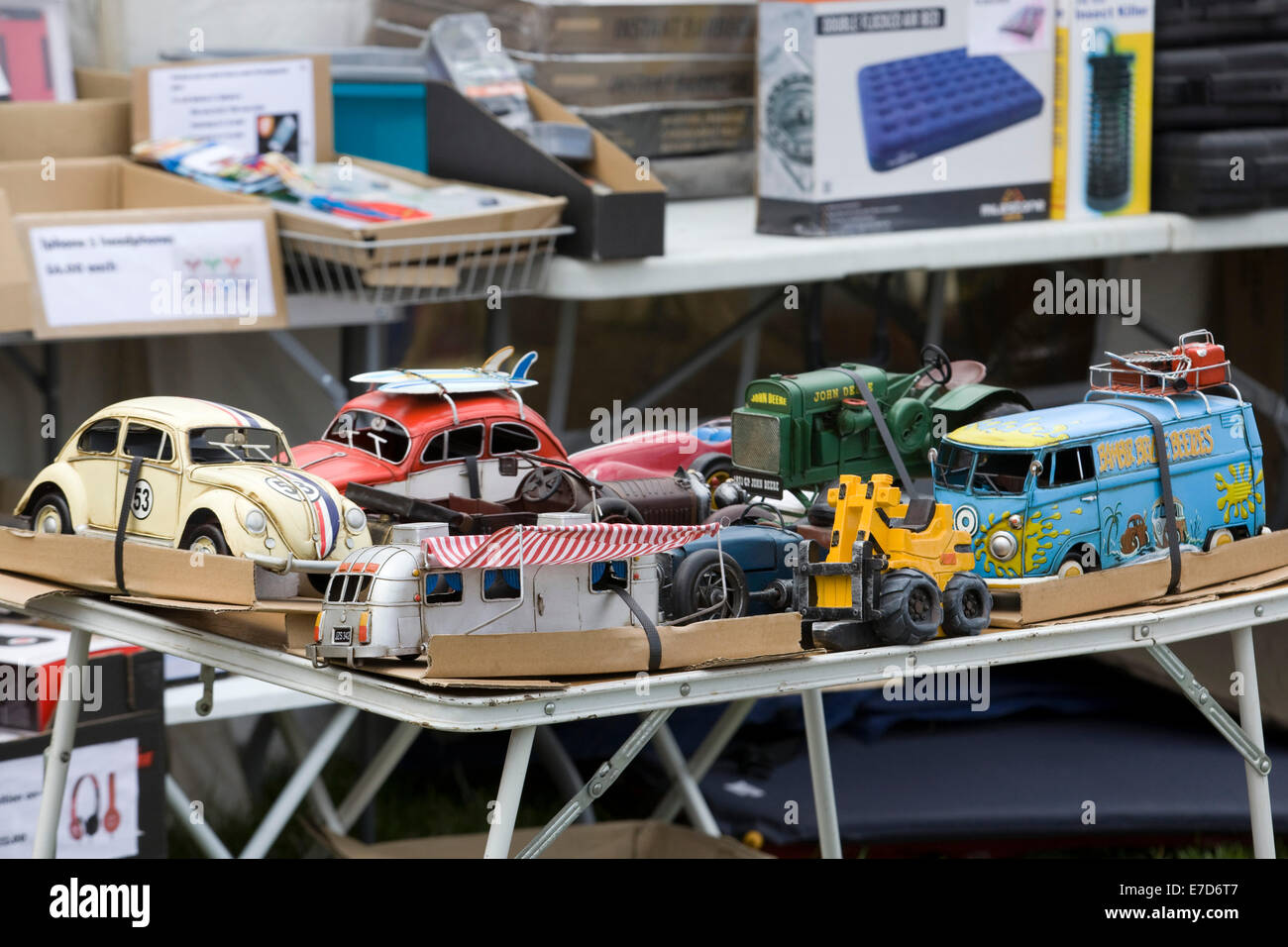 Toy Volkswagen camper e coleotteri per la vendita sul mercato in stallo Foto Stock