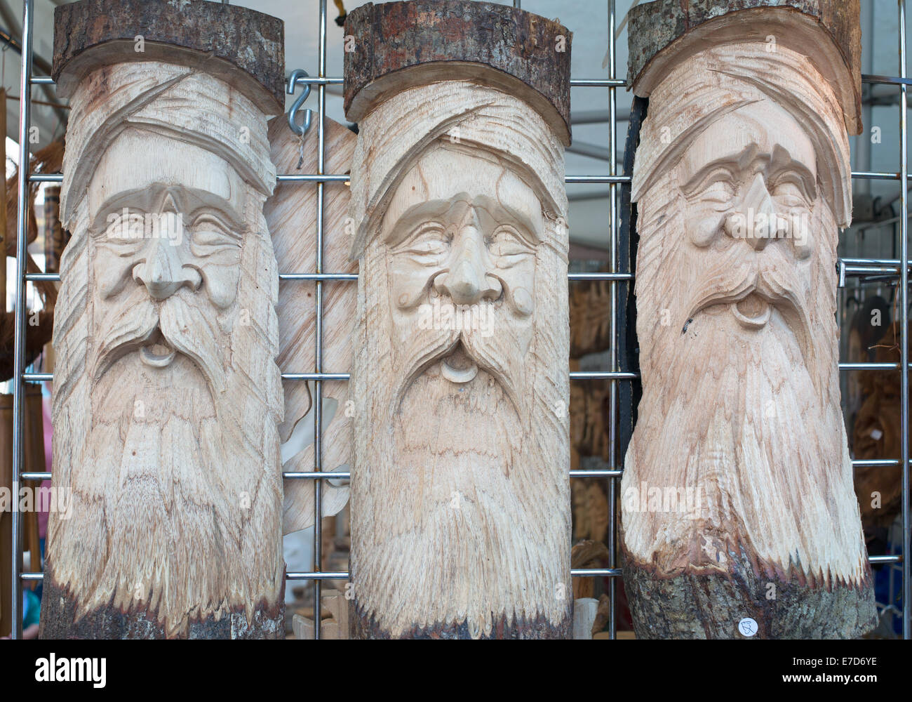 Legno intagliato visto volti a Keswick mercato, Allerdale, Cumbria, England, Regno Unito Foto Stock