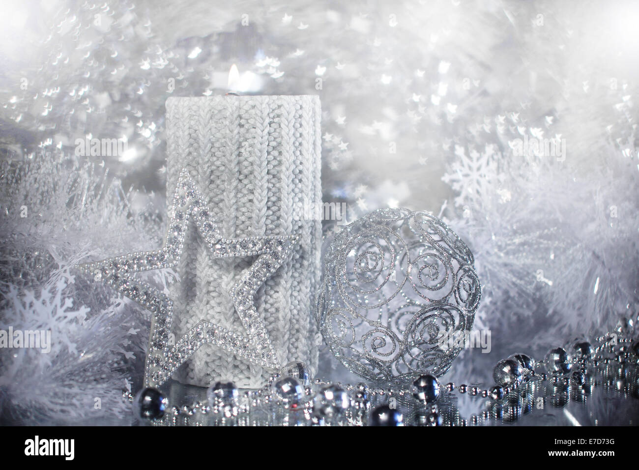 Bella argento lucido decorazioni di Natale e la candela che brucia Foto Stock