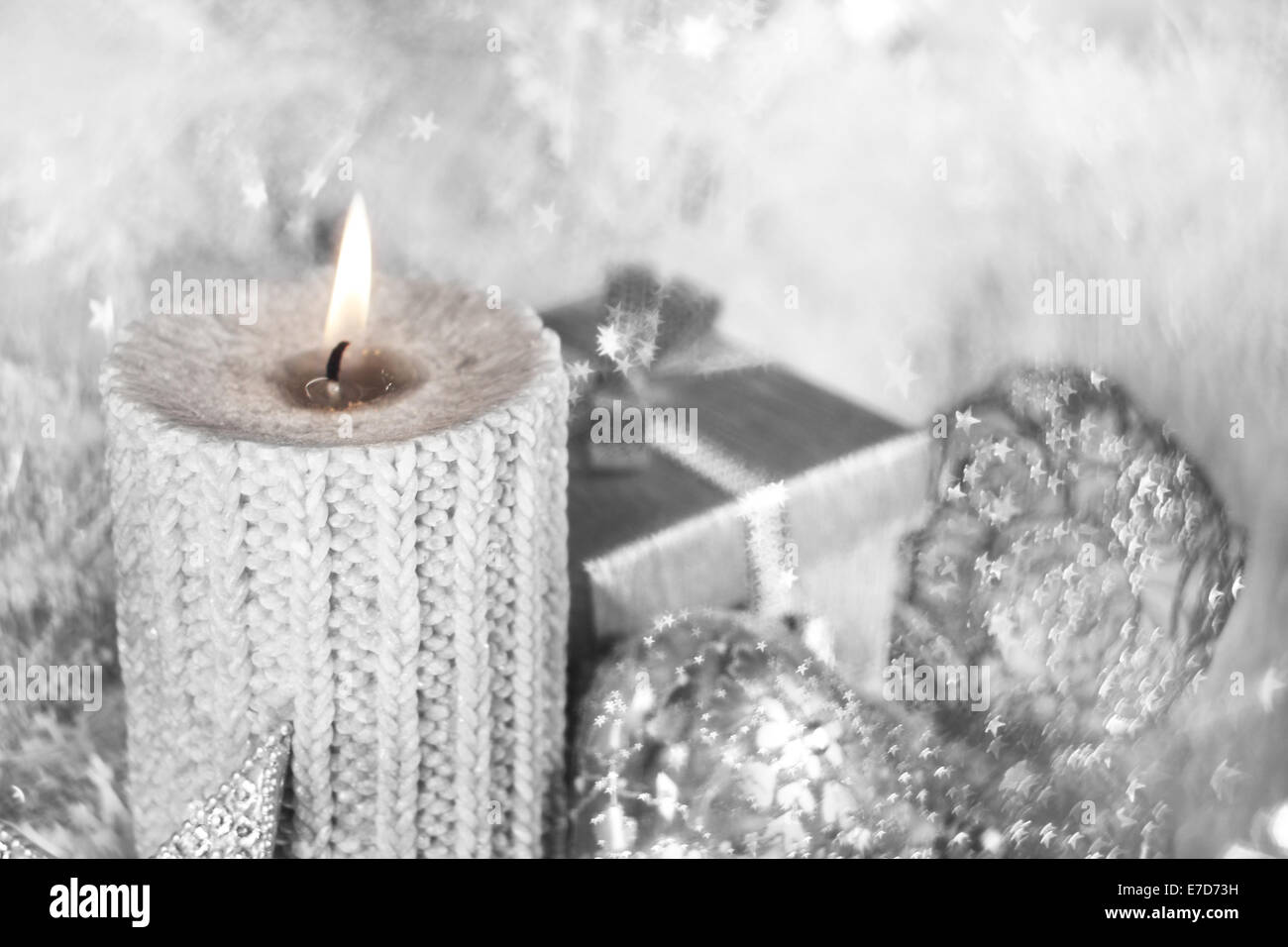 Bella argento lucido decorazioni di Natale e la candela che brucia Foto Stock
