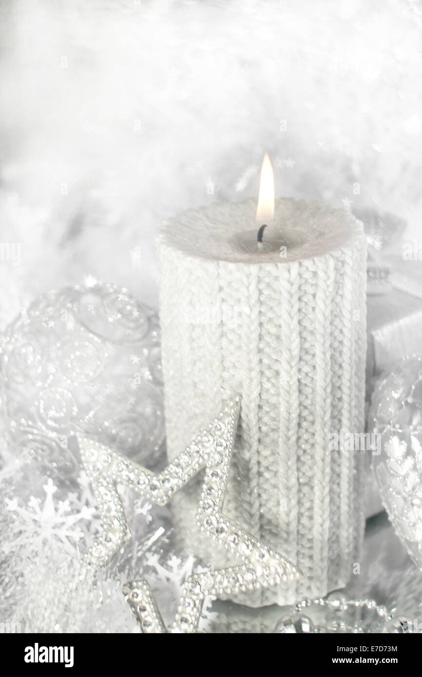 Bella argento lucido decorazioni di Natale e la candela che brucia Foto Stock