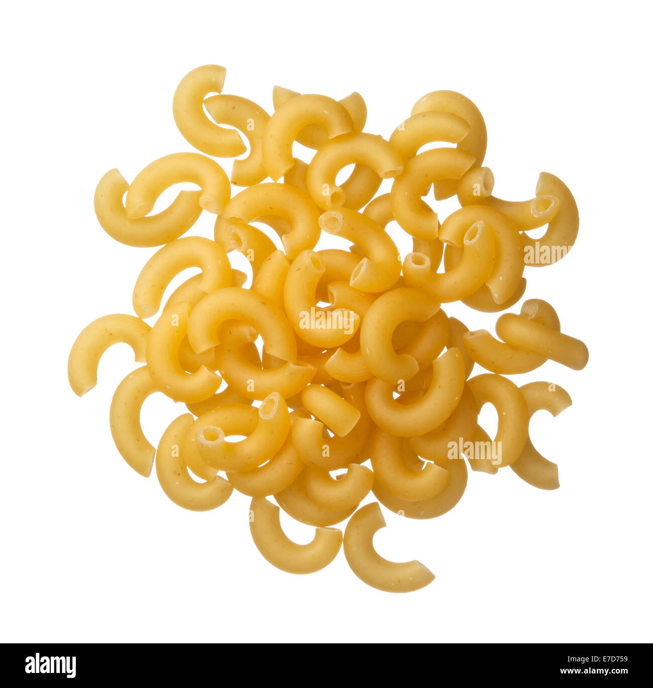 Italian pasta cornetti su una pila isolati su sfondo bianco Foto Stock