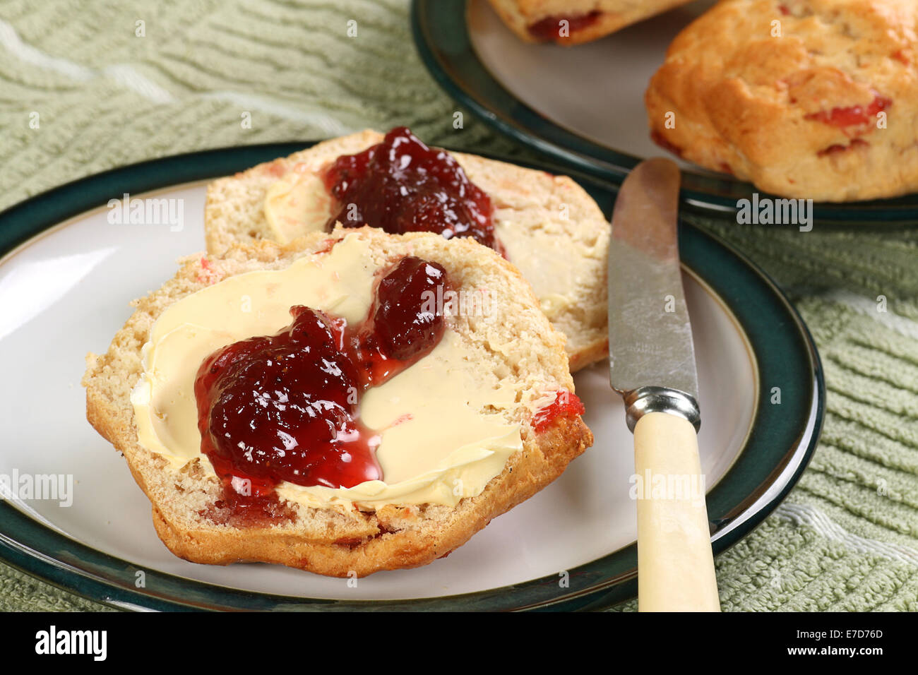 Home cotta cherry scones con burro e marmellata Foto Stock