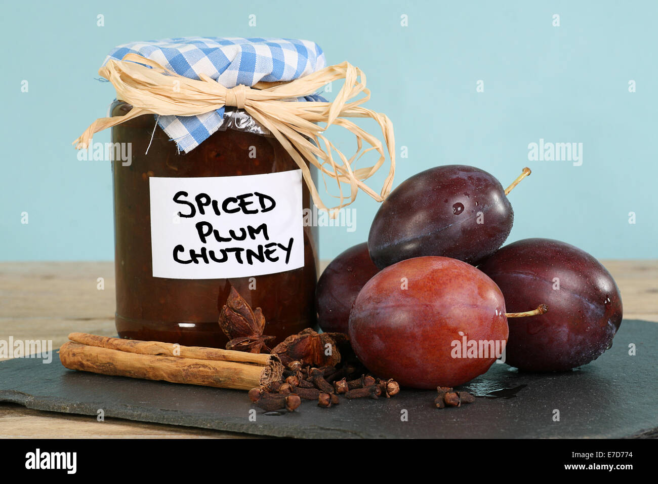 Vasetto di fatta in casa conditi prugna chutney di frutta e spezie Foto Stock