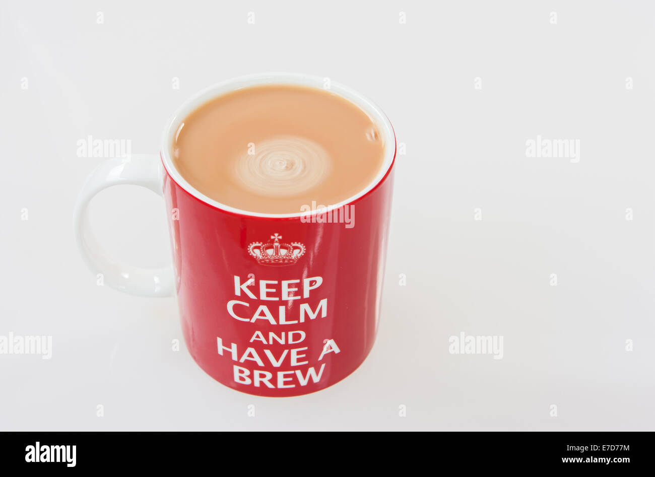 Appena sfornati tazza di tè in un "mantenere la calma e hanno un boccale di birra" Foto Stock