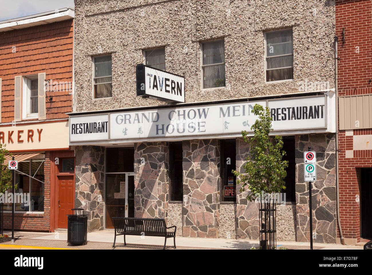 Una vecchia taverna/cibo cinese ristorante con una facciata in pietra nel centro cittadino di Caledonia, Ontario, Canada. Foto Stock