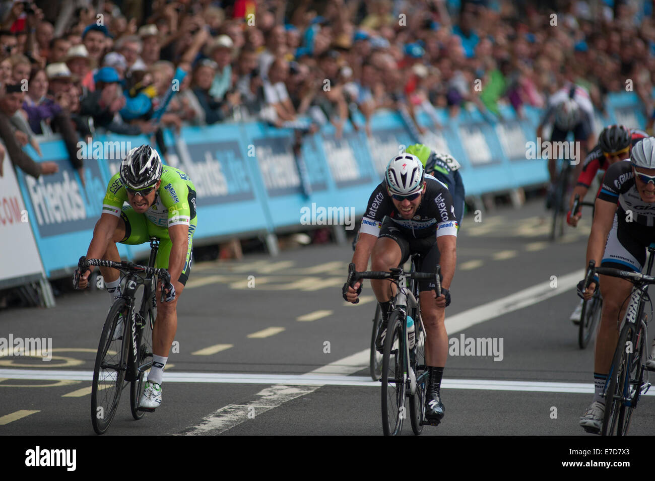 Whitehall, Londra UK. 14 settembre 2014. Giant Shimano rider Marcel Kittel (destra) outsprinted Mark Cavendish (centro) su Whitehall nella battaglia di sprint nel centro di Londra, precedendo di italiano Nicola Ruffoni (sinistra) nel 88.8km Stadio 8b circuito di gara. Credito: Malcolm Park editoriale/Alamy Live News. Foto Stock