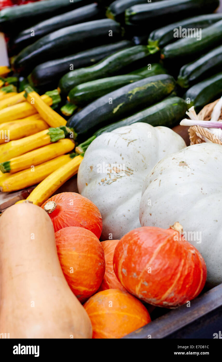 Ortaggi freschi al mercato Foto Stock