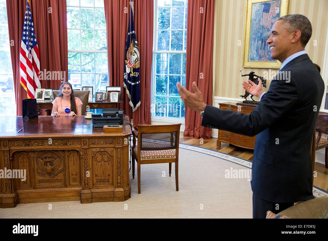 Il Presidente Usa Barack Obama scherza con Mattina Falci, 19-anno-vecchio Make-A-desiderio destinatario come ella siede alla scrivania risoluto nell'Ufficio Ovale della Casa Bianca Luglio 17, 2014 a Washington, DC. Foto Stock