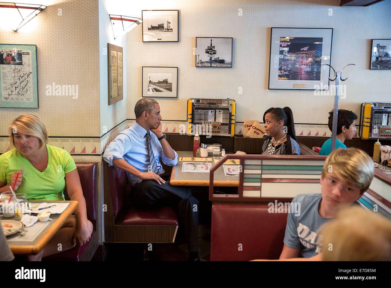 Il Presidente Usa Barack Obama al sacco con Tanei Benjamin presso la buca di carbone ristorante Luglio 17, 2014 in Wilmington, Delaware. Benjamin inviato al Presidente un email circa la sfida di essere una madre single. Foto Stock