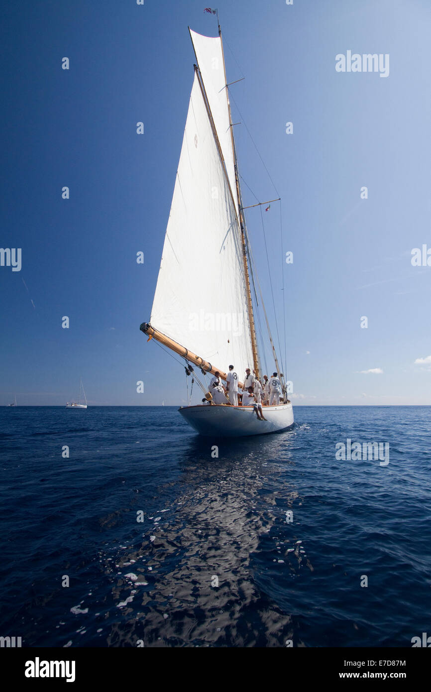 Imperia, Italia. 14 settembre 2014. Lo yacht d'epoca 'Moonbeam IV' 1914 naviga nel Mar Ligure prima dell'inizio della regata. Vele d'epoca è una competizione di yacht d'epoca che si tiene ogni due anni ad Imperia. Foto Stock