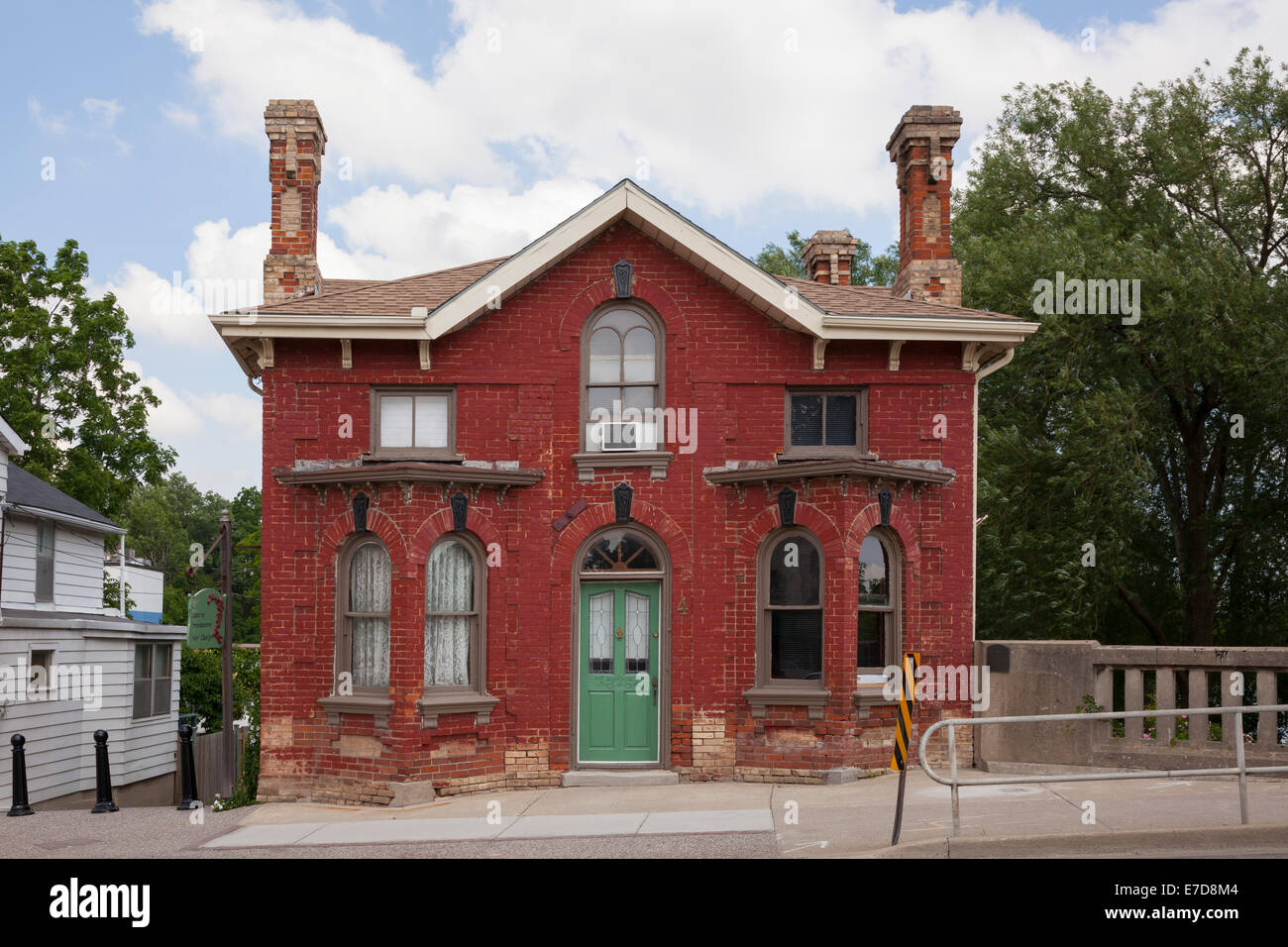 Un vecchio decorativa della fine del XIX secolo di casa in mattoni rossi nel centro cittadino di Caledonia, Ontario, Canada. Foto Stock