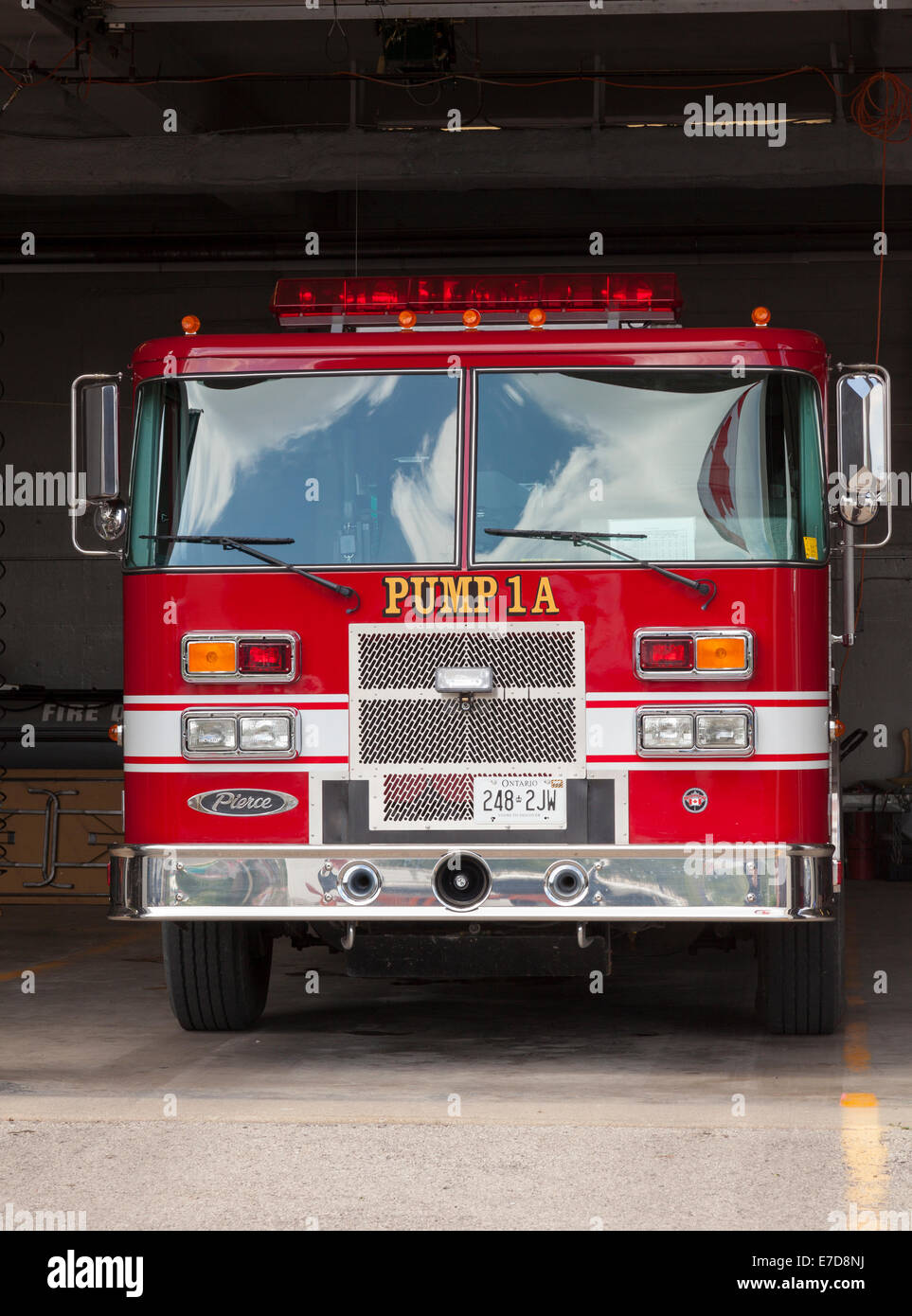 'Pompa 1A' nel garage al 'Haldimand County Fire Department Station' nel centro cittadino di Caledonia, Ontario, Canada. Foto Stock