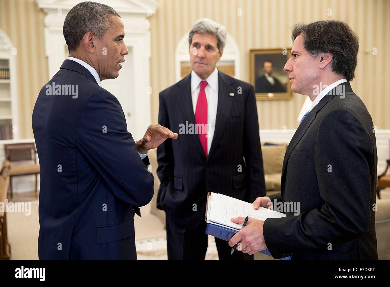 Il Presidente Usa Barack Obama parla con il Segretario di Stato John Kerry e Tony Blinken, Vice National Security Advisor, destra, a conclusione del loro incontro nell'Ufficio Ovale della Casa Bianca Luglio 18, 2014 a Washington, DC. Foto Stock