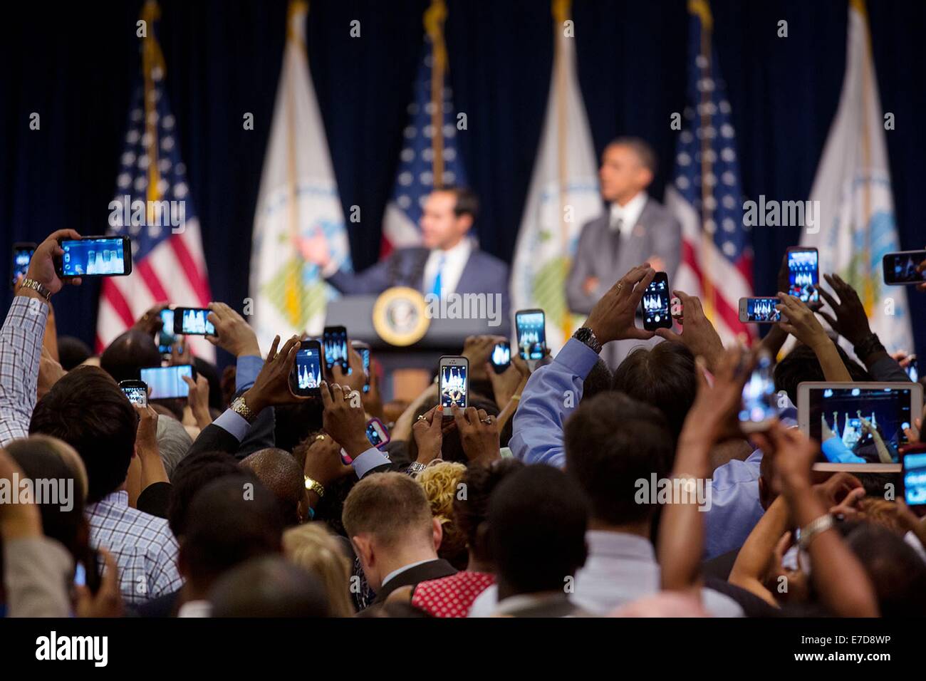 I membri del pubblico fotografia HUD Segretario Julian Castro introduzione il Presidente Barack Obama con i telefoni con fotocamera presso il Reparto di Albergare e Sviluppo Urbano Luglio 31, 2014 a Washington, DC. Foto Stock