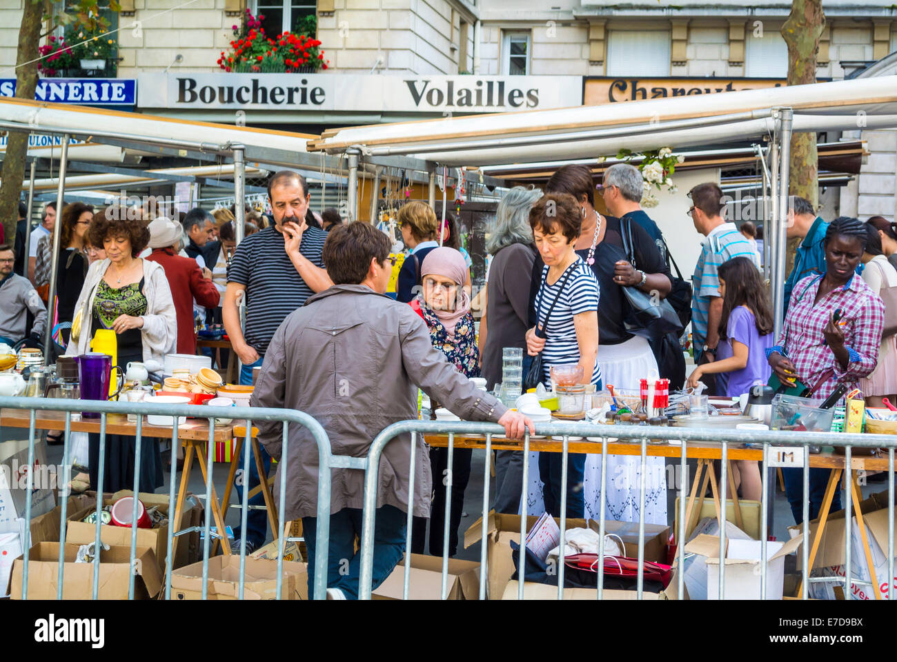 La folla al mercato di domenica in boulevard Saint Germain, Paris, Francia Foto Stock
