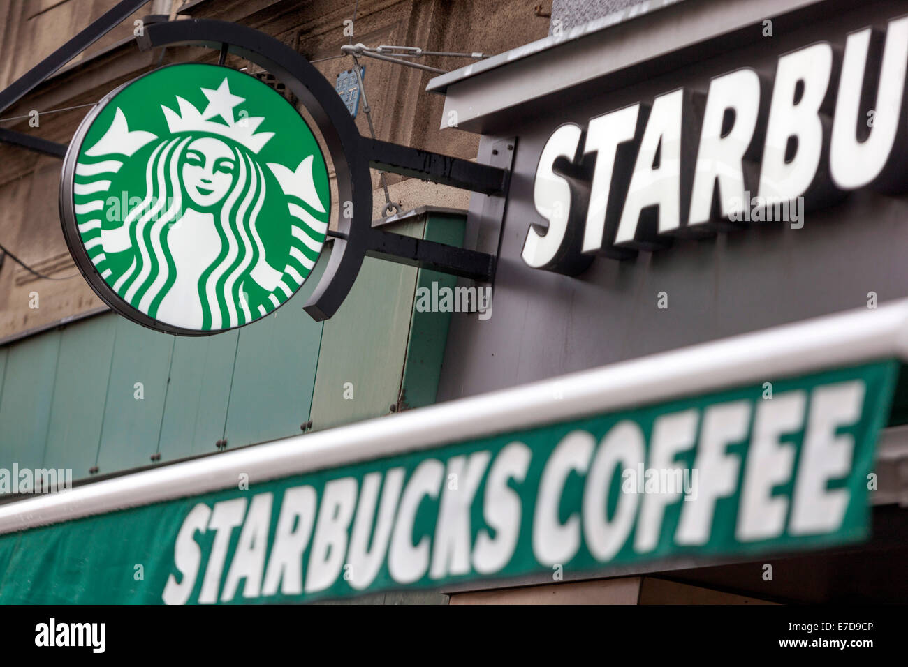 Segno Starbucks Coffee Praga Repubblica Ceca logo Starbucks Foto Stock