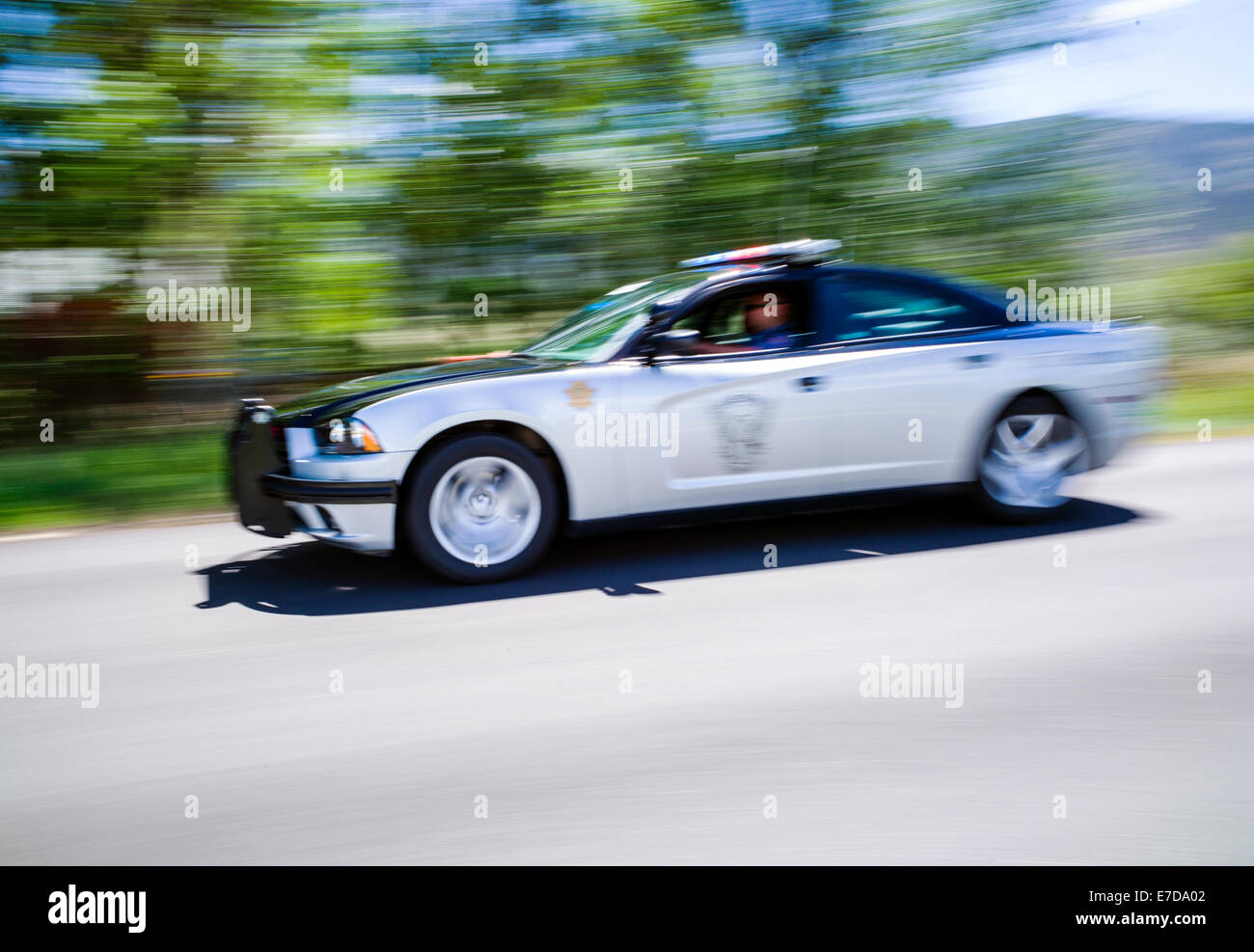 Pan motion blur vista di velocizzare la Colorado State auto della polizia centrale, Colorado, STATI UNITI D'AMERICA Foto Stock