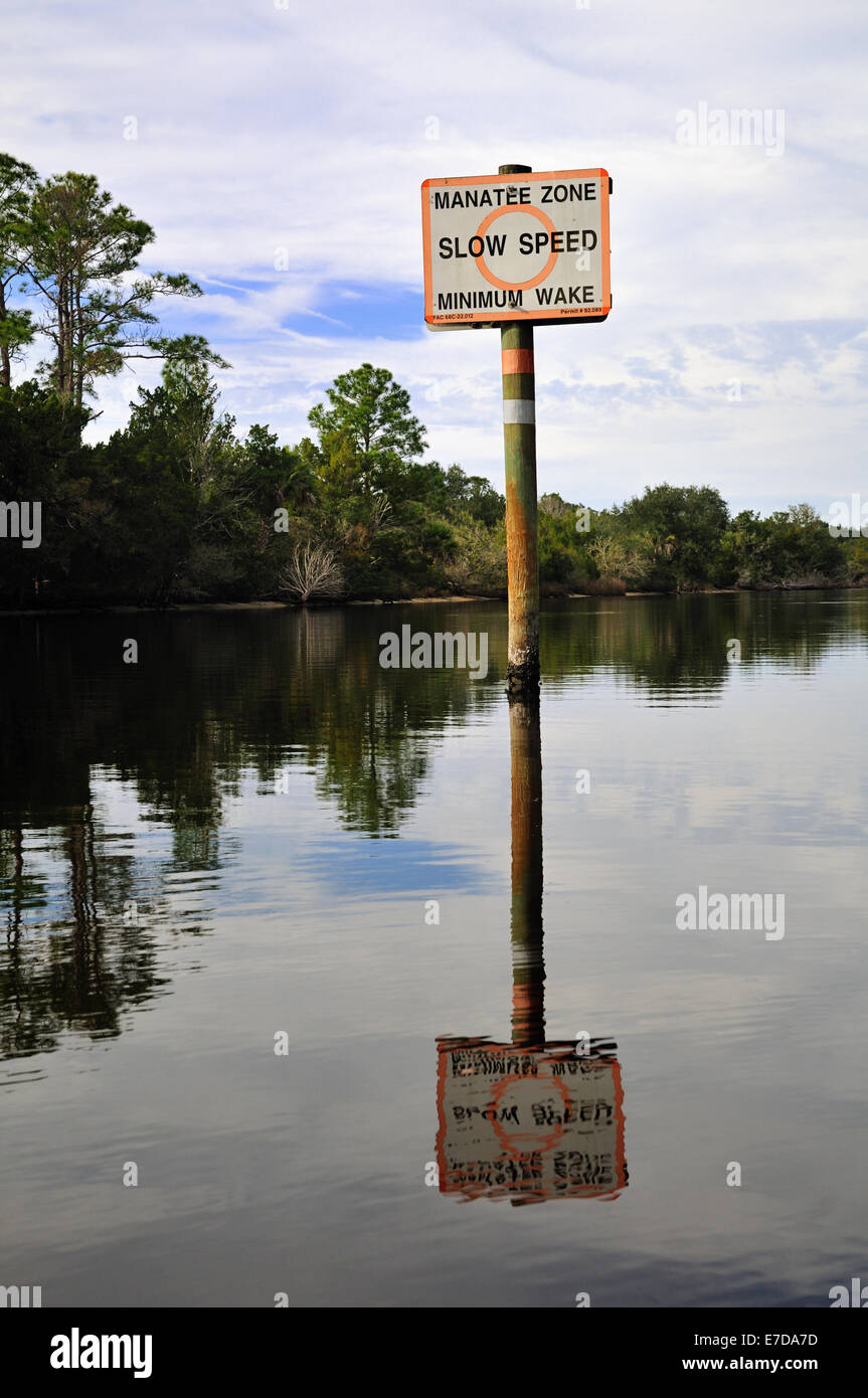 Un segno sulla Strickland Creek avvertenze ai barcaioli di rallentare per evitare di urtare i Lamantini Foto Stock