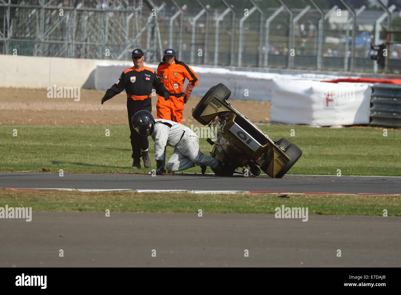 Una classica Formula 3 auto si blocca e rulli durante una gara per historic racing a Silverstone Classic 2014. Foto Stock