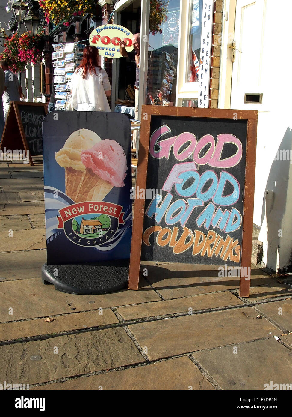 Gelato e segno di chalk board pubblicità degli alimenti e bevande Foto Stock Gelato e segno di chalk board pubblicità degli alimenti e bevande Foto Stock