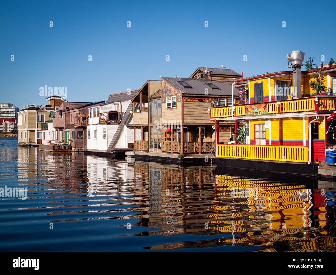 Una vista di colorate case galleggianti e imprese a pittoresco Fisherman Wharf in Victoria, British Columbia, Canada. Foto Stock